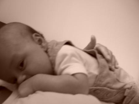 Je me repose sur le ventre de ma maman...