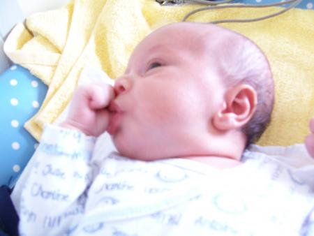Oh, Maman m'a surpris en train de sucer mon pouce...