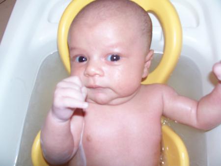 Ethan 3 semaines et 3 jours dans son bain...