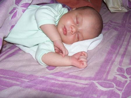 Après la tétée, j'aime bien dormir dans le lit de Papa et de Maman !