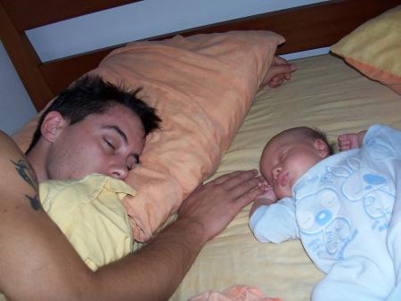 Je dors en tenant le petit doigt de mon papa...