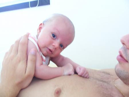 coucou, je suis ma maman des yeux car elle se cache derrière un drôle d'appareil...