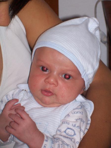 Papa m'a photographié avec les yeux rouges !!!
