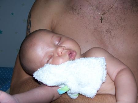 Mmm... je dors bien dans les bras de papa...