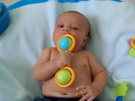 Ethan et son hochet