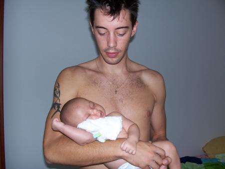 La nuit j'ai mal dormi... j'avais un rot qui était coincé alors quand c'est comme papa m'aide à faire mon rot et ensuite je m'endors paisiblement...