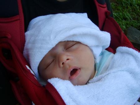 Ethan et son turban dans le porte bébé
