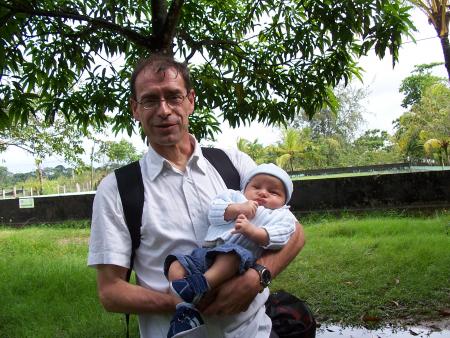 Moi et mon papy devant la cage aux ARAS