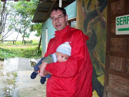 Moi et mon papy devant la maison aux serpents à Macouria